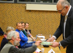 Normal_wethouder_de_jong_bedankt_de_vrijwilligers_met_een_boekje_over_de_natuur