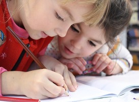 Normal_meisjes_kinderen_tekenen_schrijven_huiswerk_schoolopdracht_schoolwerk_klas_leerling