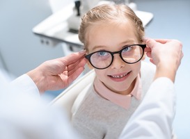 Oogarts Caroline Klaver maakt zich zorgen over bijziendheid: 'Stuur kinderen onder schooltijd vaker naar buiten'